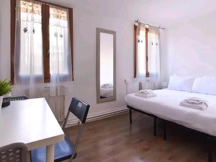 /room With Private Bathroom * Venecia