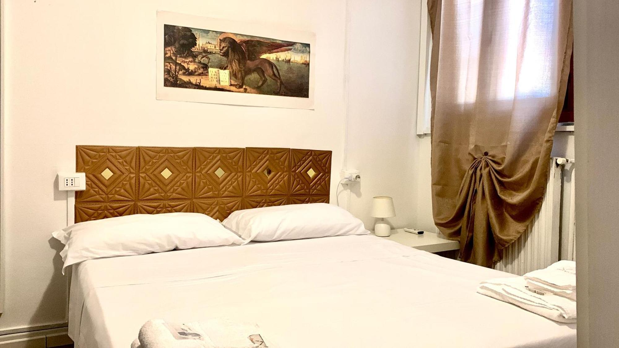 Bed and breakfast /room With Private Bathroom Venecia