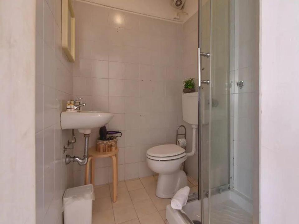 Bed and breakfast /room With Private Bathroom *